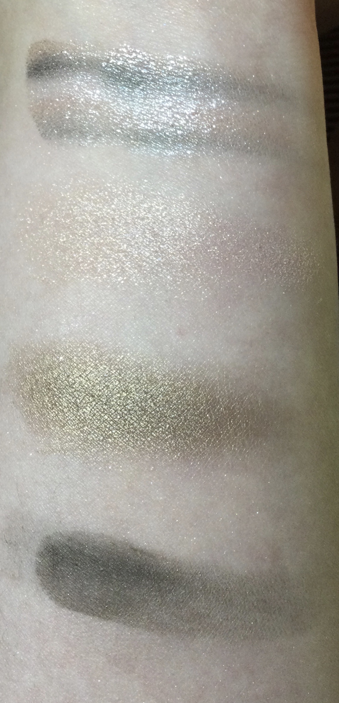 レブロン ダズル アイシャドウ クアッド 006 サファリ シマー/REVLON/アイシャドウパレットを使ったクチコミ（3枚目）