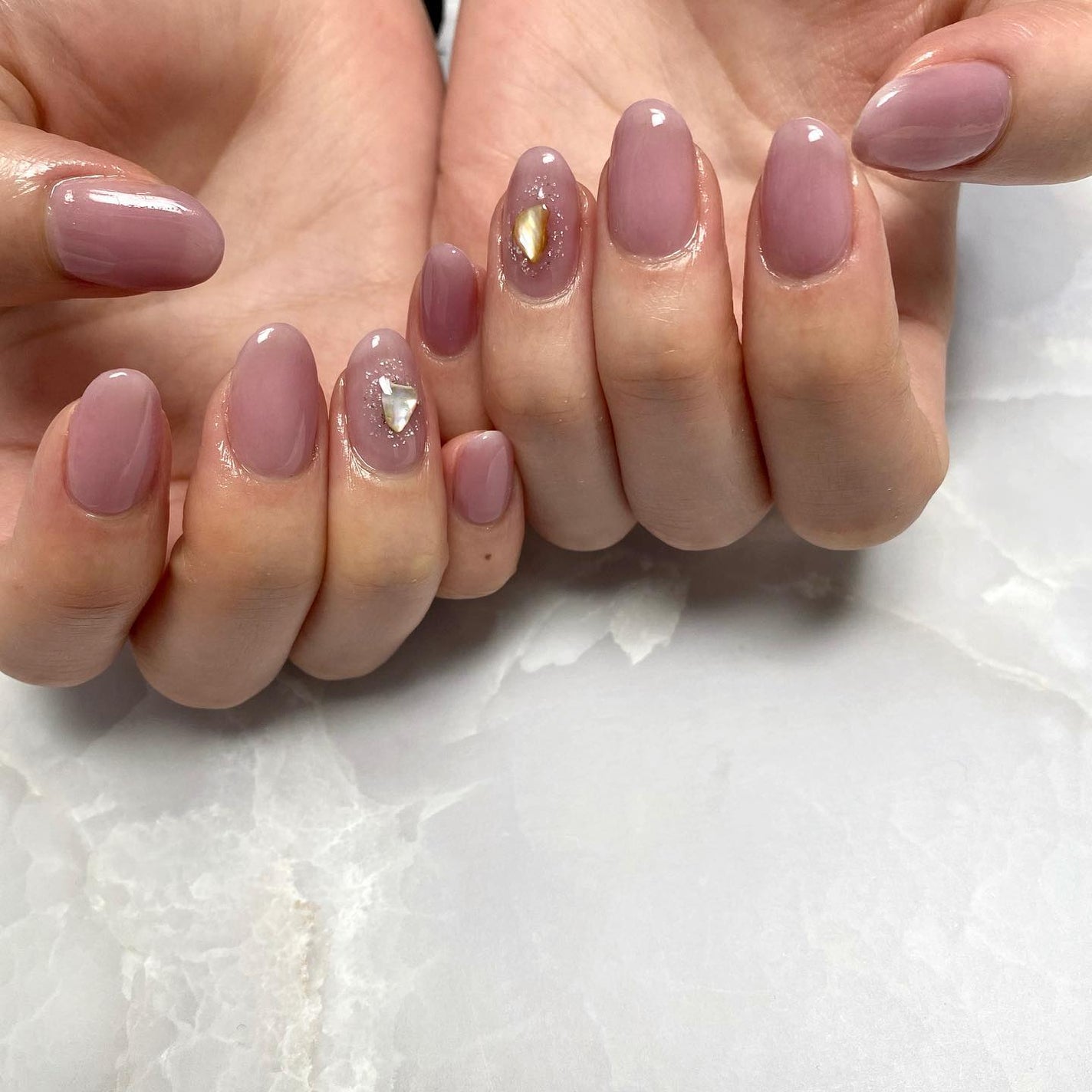 naomi on LIPS 「派手にできないお客様に🆕のホワイトグリッターとジュエリーカラー..」(1枚目)