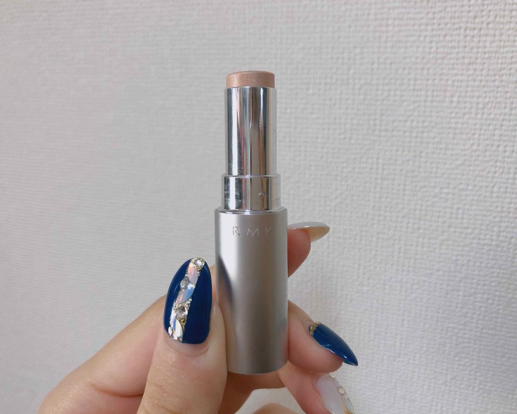 RMK
グロースティック


スティックタイプのハイライター。めちゃ優秀。

とりあえず全員鼻筋とTゾーンにいれてほしい。めっちゃきれいに鼻高くなるで。

色味がわりとベージュっぽいから、白浮きせず肌にきれいに馴染んでくれる。
ツヤ感もギラ