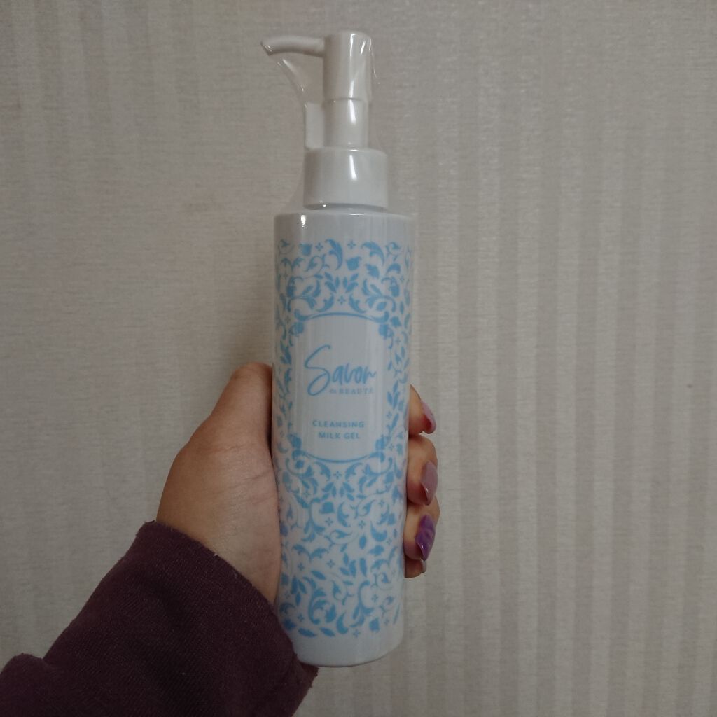 最近バームが多かったのでミルククレンジング買ってみました。

想像より硬めですが、伸びがよく1プッシュで顔全体に塗れました。
石鹸の匂いは優しくて好きです。

いつも比較的薄めのメイクなので落ちてくれていると思います。
目元は取れきれなかっ