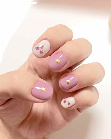 そろそろ付け替え予定の
今のネイルです💅

ベイクドピンクに
メタルパーツのハートを1つ❤︎

ホワイトにミルキーベージュを混ぜて
オフホワイトにして塗り
ドライフラワーのパープルを数本🌹

パーツもセ