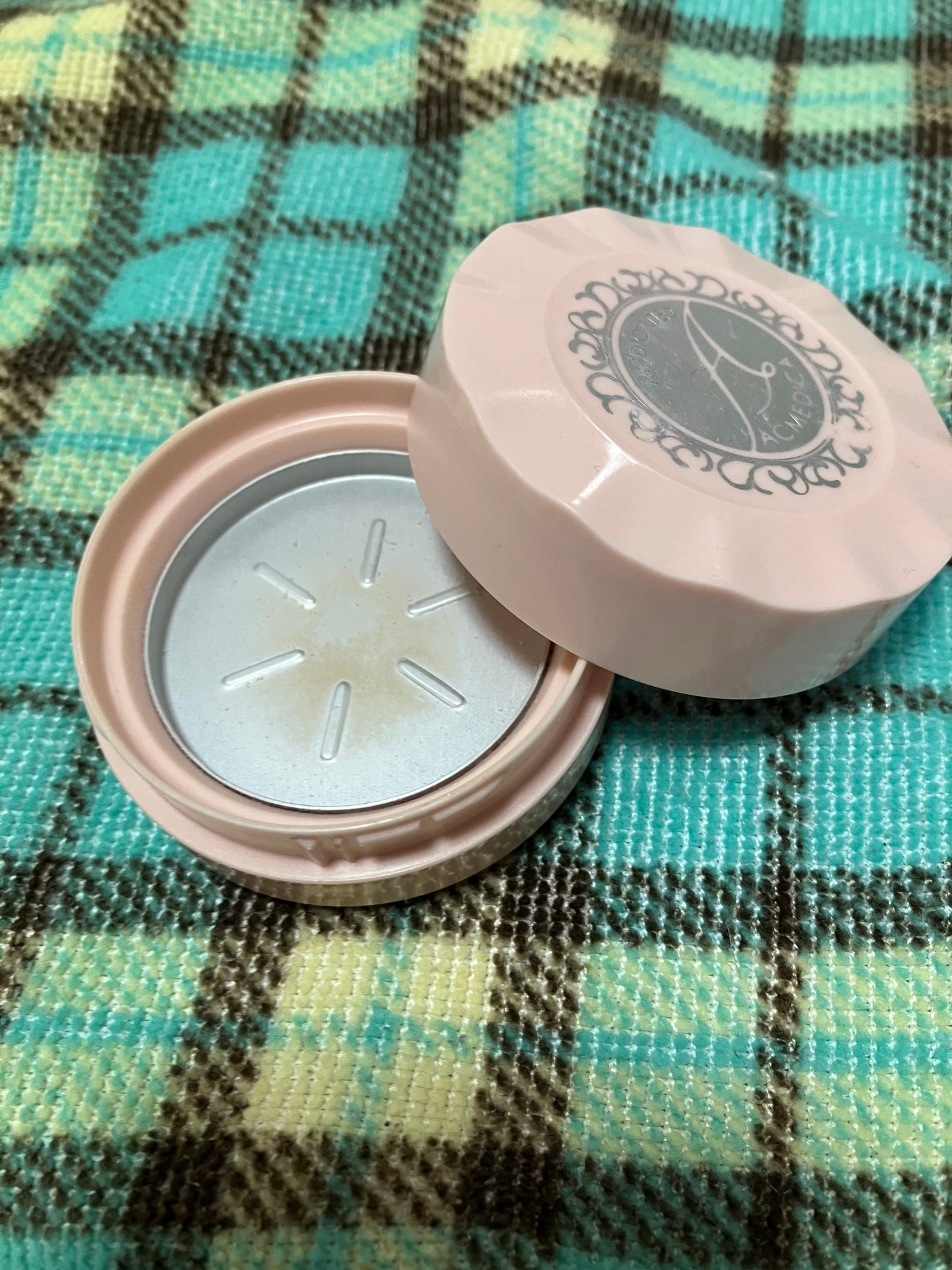 アクメディカ 薬用 フェイスパウダー クリア N/ナリスアップ/プレストパウダーを使ったクチコミ(2枚目)