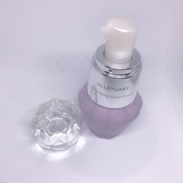 ✨JILL STUART イルミネイティング セラムプライマー✨

友人にこの下地をプレゼントしていただきました！
今まで使っていた下地は時間が経つとほっぺは乾燥、Tゾーンはテカテカになってしまいます🥺