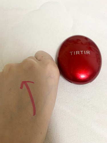 【使い切り】TIRTIR　ティルティル
マスク フィット レッド クッション　ミニ
21Nアイボリー

TIRTIR　ティルティル
マスク フィット レッド クッション

傷跡も隠れるくらいにはハイカバーだけど、
厚塗りすぎて、時代に逆行してる気がする。

アイシャドウ買いに行った時に、美容部員さんに
「厚塗りになってますね！笑」
と言われるくらい笑、
クッションファンデ初心者には難しかった〜

試した下地との相性も結構バラバラで、
この二つとは相性が良かった。
①ラトゥーエクラ(これが良かった)
夜めっちゃ近づけば毛穴にファンデが埋まってるのがわかるけど、それ以外のメイク落ちはほぼなく、ツヤ感は健在。
②ホワイトフィラー
毛穴落ちはないけど肌の凹凸感は埋まらなかった。
それでもやっぱりキープ力はすごい。

シミや色むらなどで、カバー力を求めている人なら
オススメかも知れないけど、
それ以外の肌悩み(乾燥、毛穴など)をする人なら
この商品はおすすめできないかも。

他のクッションファンデも試してみたい！の画像 その1