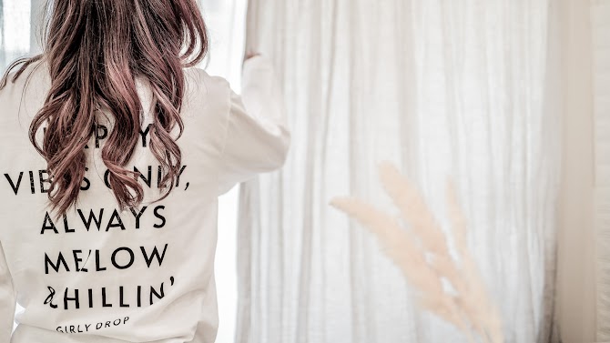 女の子がカーテンを開けようとしている