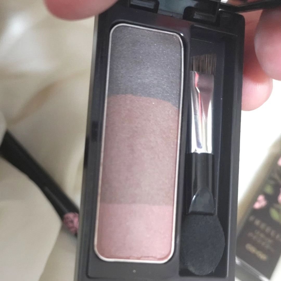 コープ フリーリア アレンジカラーアイブロウパウダーのクチコミ「フリーリア
アレンジカラーアイブロウパウダー♡

眉に自然な赤みをプラス❤
お顔全体の印象をや.....」（2枚目）