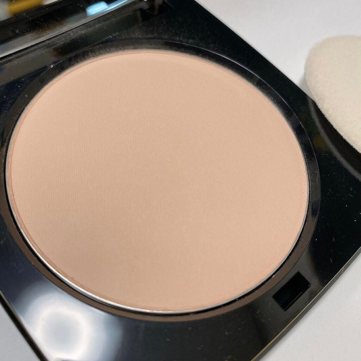 シアーフィニッシュ プレストパウダー 02 サニーベージュ