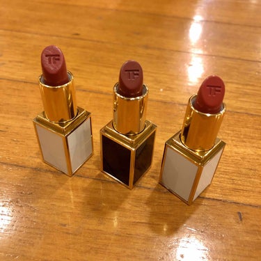 
TOM FORD Boys & Girls Lip Color  Chadwick

・先輩が退職時にくださった。(真ん中)
・見ると茶色が強いが、塗ると結構赤みがある。
・上品な印象に仕上がるため、