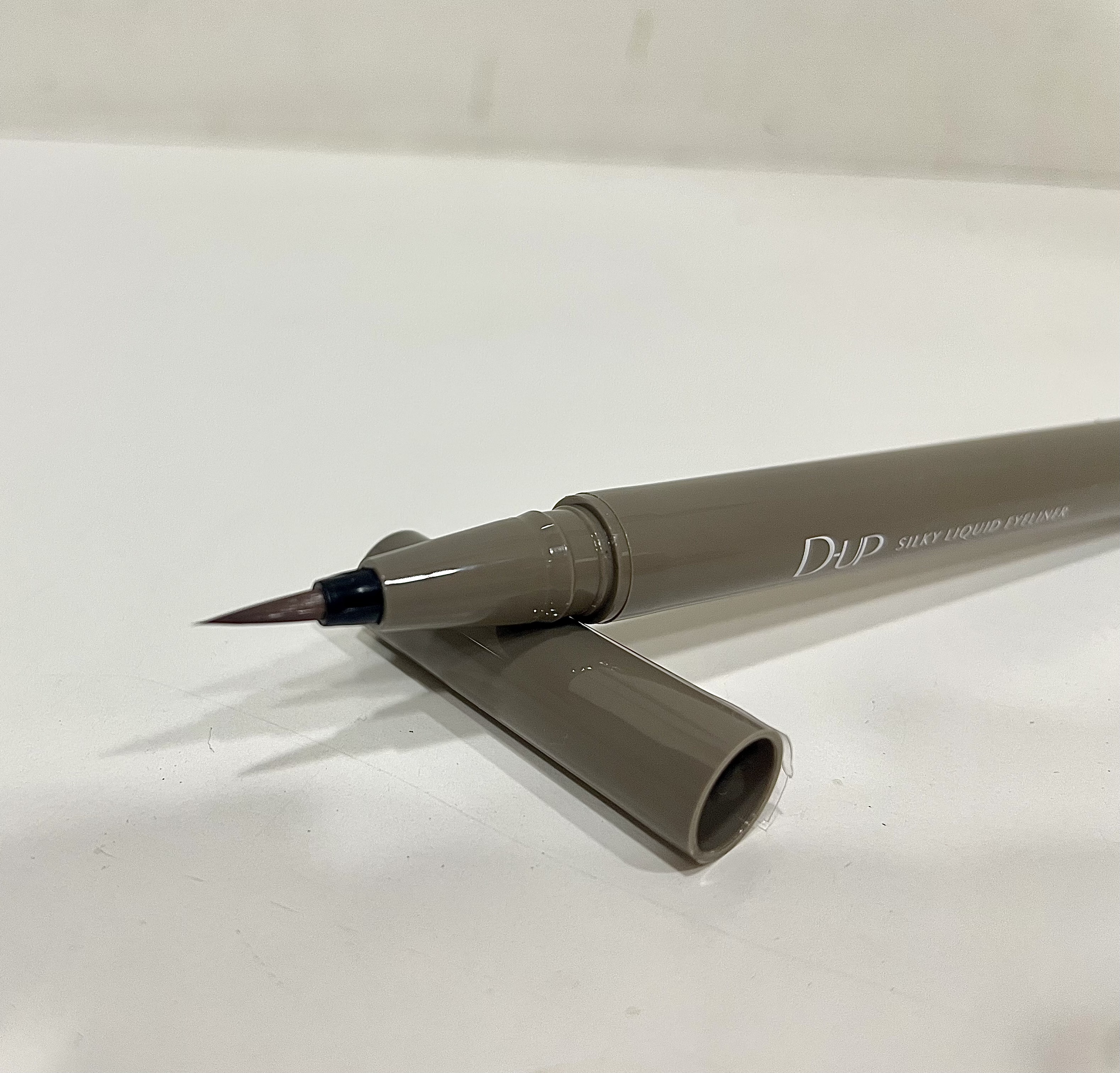 ✼••┈┈••✼••┈┈••✼••┈┈••✼••┈┈••✼



D-UP シルキーリキッドアイライナー WP
カラー:シフォンブラウン

💎毛先なめらか
💎リキッドアイライナー

柔らかなカラーで目元に馴染む✨
