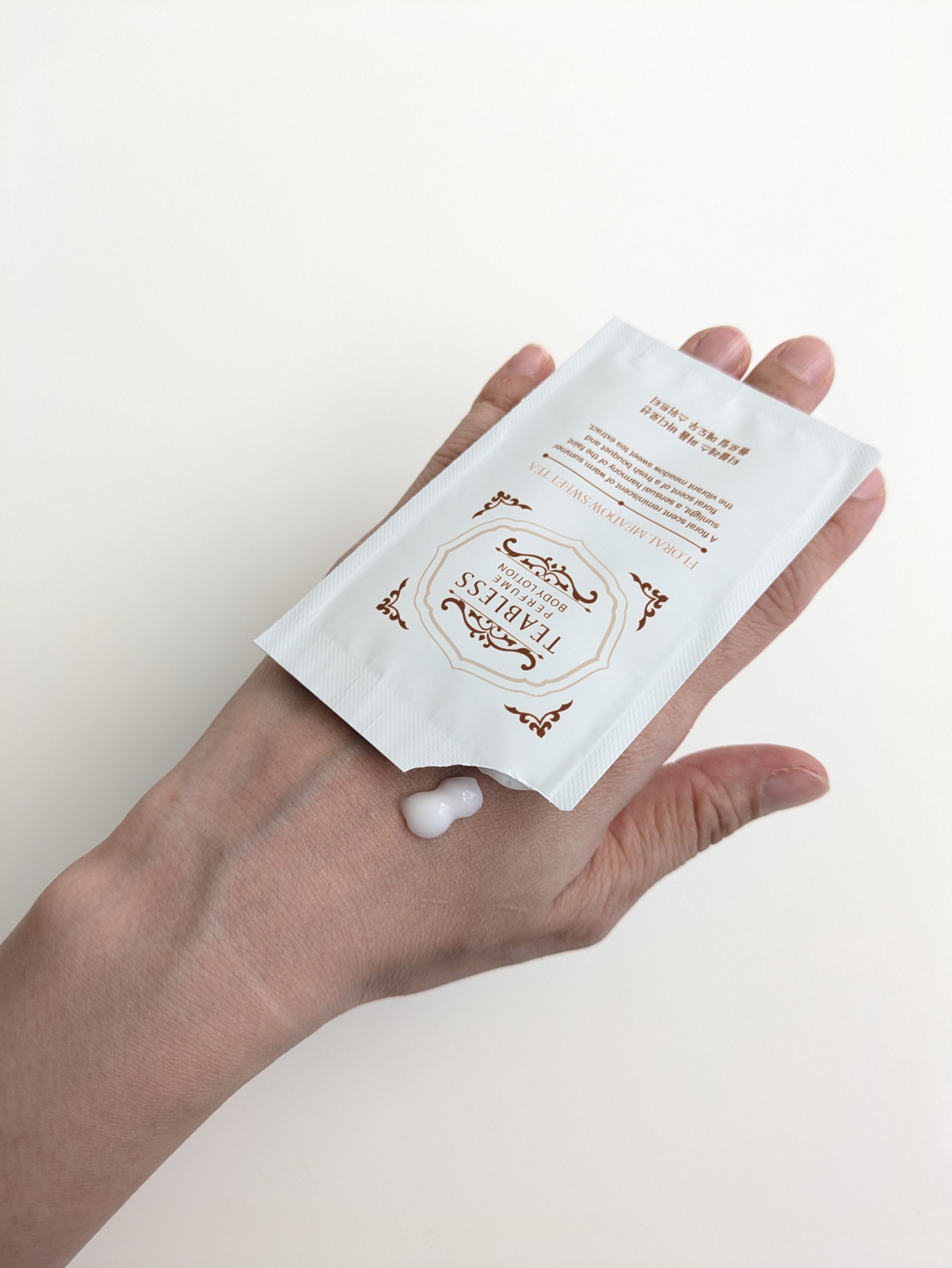 パフュームボディローション リリィムスクホワイトティー/TEABLESS/ボディローションを使ったクチコミ（2枚目）