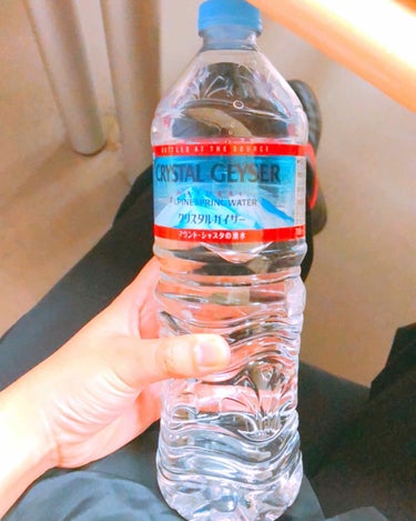 お水紹介💧💦
コンビニ(セブンイレブン)で毎回買ってます！
味的には癖がなく飲みやすい( ˇωˇ )
軟水です！！

普通500~555mlが相場だと思うのですが、
これは、1本で700mlはいってる！