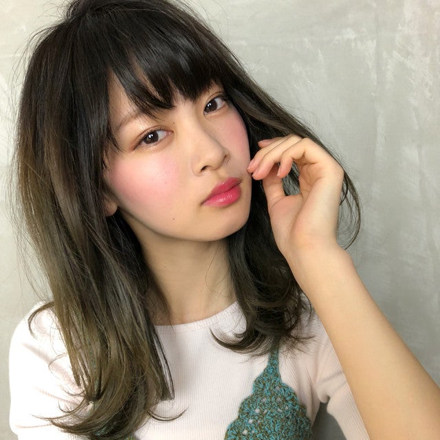 セミロングヘアの女性