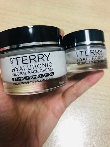 by Terry 最近マイブームです。
小さいセットを買った際に入っていたクリームが良かった！ということで現品購入（笑）しました。HYALURONIC global face cream。
さっぱりして