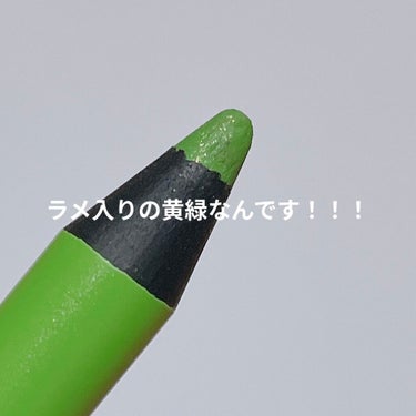 ❁❀✿✾Visee Lip & Eye Color Pencil 002 KIWI 1.2 ❁❀✿✾


爽やかな黄緑色に惚れました… が…



💄書き心地
少し硬い笑
削れば細いラインが書けそうだけど、鋭利なもので皮膚を傷つけたくないから少し太めのラインで我慢してます

💄発色
思ってたのと違った…
ラメのおかげで少し薄めの黄緑かなとか思っては🙅‍♀️ 結構な黄緑です。私はブルベ冬（ZOZOグラス調べ）らしいので似合ってるかどうかはよくわかんないけどこの色自体は爽やかで好き♡

💄持続性
朝から晩まで保つことは無かったです。保てても朝から昼くらいかな
お直しは必要です(´ºωº)

💄アレンジ
黄緑でアイラインを引いた後、茶色か黒のアイライナーで黄緑のラインの下を引くと締まっていいかも？？（個人の意見です）（画像五枚目）




今のところ色味が思ってたよりも鮮やかなのと、持続性があまりないからリピはナシです


でも、このシリーズは色んな色があるからちょっと個性的なメイクしたい時にはすごくおすすめ👍



#Visee
#Visée
#アイライナー
#個性的メイク
 #夏のマストバイ  #盛れるひと手間 の画像 その1