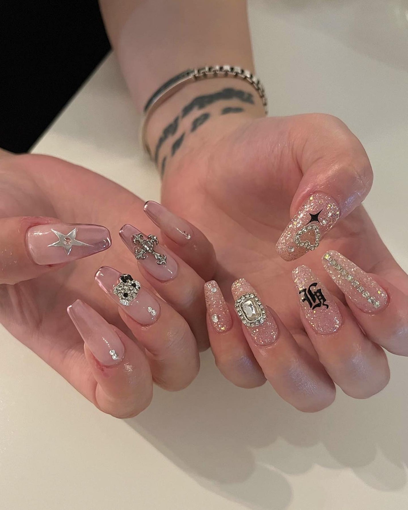 mina on LIPS 「𝙠𝙞𝙩𝙩𝙮©️🎀🩷✨#福岡ネイル#博多ネイルサロン#フレンチネ..」(5枚目)