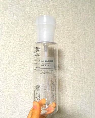 無印良品
化粧水・敏感肌用 高保湿タイプ
400ml  1200円
使い切るまで長かった気がする...
半年は経ってる

ポンプを変えて対応
ポンプあってもなくても良かったかな〜って感じ。
コットンにど