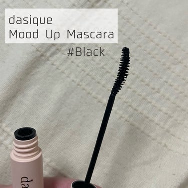 dasique
Mood Up Mascara
 #01 　Black

デイジークのマスカラ、
mudeのものと似ているのかな？と気になり
Qoo10メガ割の時に購入していました♩

2本で2,232円で購入しているので
1本1,000円ちょっとだと考えると
手が出しやすいお値段だと思います☺️

結論から言うと、
とてもよかったです！！

サーっと塗るだけで
綺麗にまつ毛が伸びてくれるので
急いでいても失敗することが少ないと思います😊
ブラシの曲線が瞼に沿うので、
塗りやすさもよかったです✊

mudeとの違いなのですが
正直私はどちらもそんな大きな差がないかな！？
と思っています😂

まつ毛パーマをしてしまっているので
カール持ちの面では比較できないのですが
仕上がり感はとても似ていると思います✊

マスクをして1日過ごしても
下瞼に滲むことなくモチも良かったです◎
おすすめです💕

#デイジーク #マスカラ #qoo10 #韓国コスメ この画像 その1