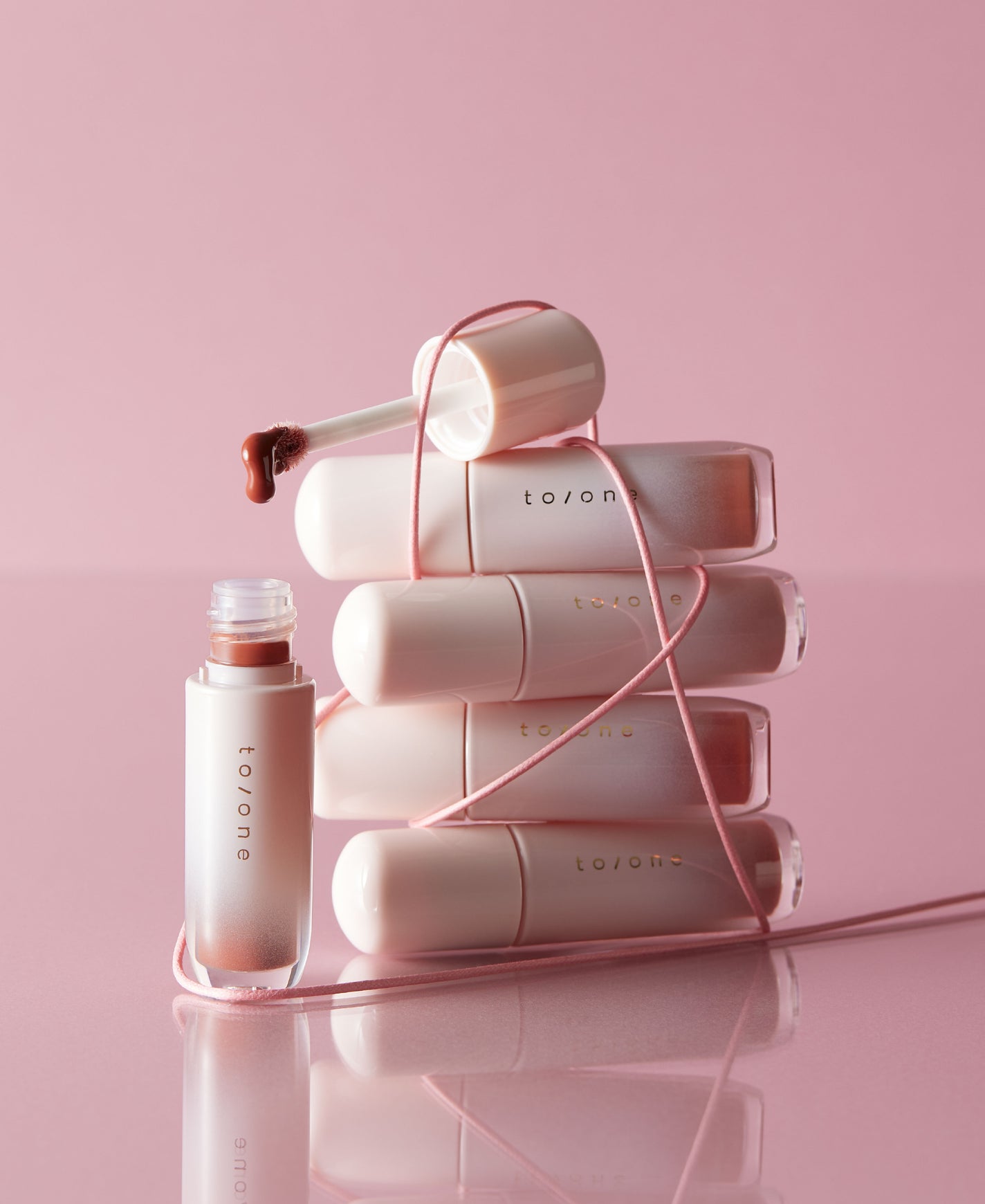 to/one から新作リップグロス「トーン ペタル ブルーミング グロス」とミュートカラーのアイシャドウ「トーン ペタル フロート アイズ」が登場!の画像