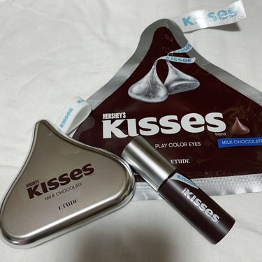 【ETUDE × HERSHEY'S KISSES】

キスチョコレート プレイカラーアイズ　ミルク

キスチョコレート ムースティント　ミルク


カラーかなり悩みましたが、前回のHERSHEY'Sの