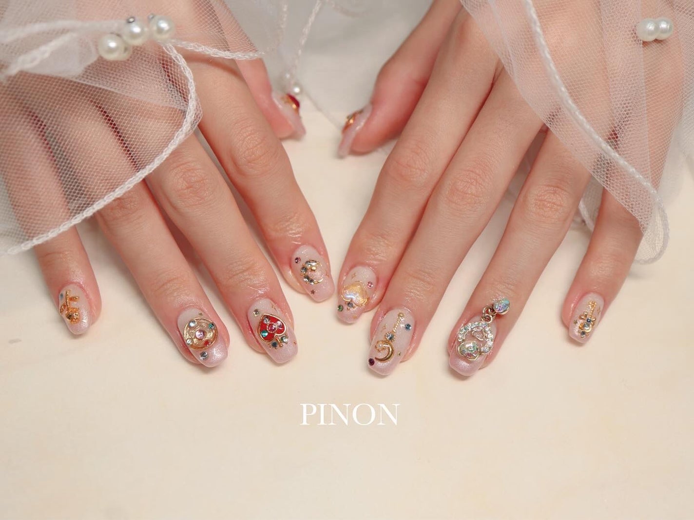 shino on LIPS 「セーラームーンのモチーフネイル💅当店にセーラームーンパーツが無..」(2枚目)