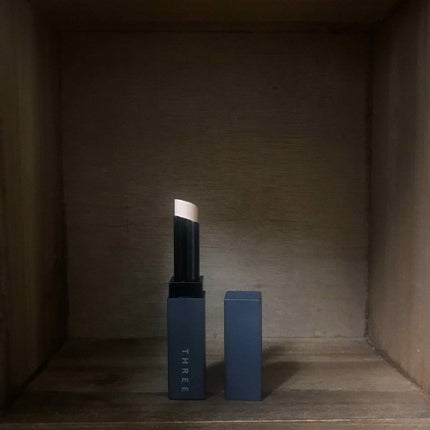 THREE ラディアントワンドインヴィジブルのクチコミ「とってもナチュラルなコンシーラーです。
肌が綺麗で隠すところといえばクマだけかなっていう人に.....」(2枚目)