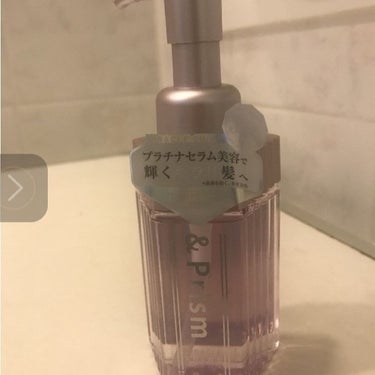 &Prism MIRACLE SHINE ヘアオイル

ピンクの小瓶が愛らしくて洗面台のアクセントになってくれます(∩´∀｀)∩

テクスチュアは無力透明。
手にさらっとなじんでべたつかないんです。

