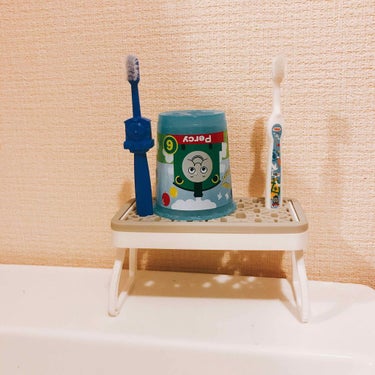 この前レビューしたセリアのメイクブラシスタンド⭐️ブラシを洗って干すのに大活躍してますが、最近は子どもの歯ブラシスタンドになってます😅歯ブラシ置く場所に困ってる方はぜひ使ってみてください‼️笑