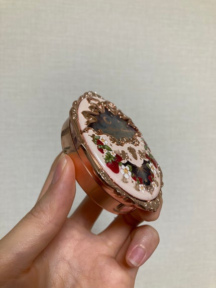 ストロベリーロココ チークブラッシュ 01 エンジェルシャンソン/FlowerKnows/パウダーチークの画像