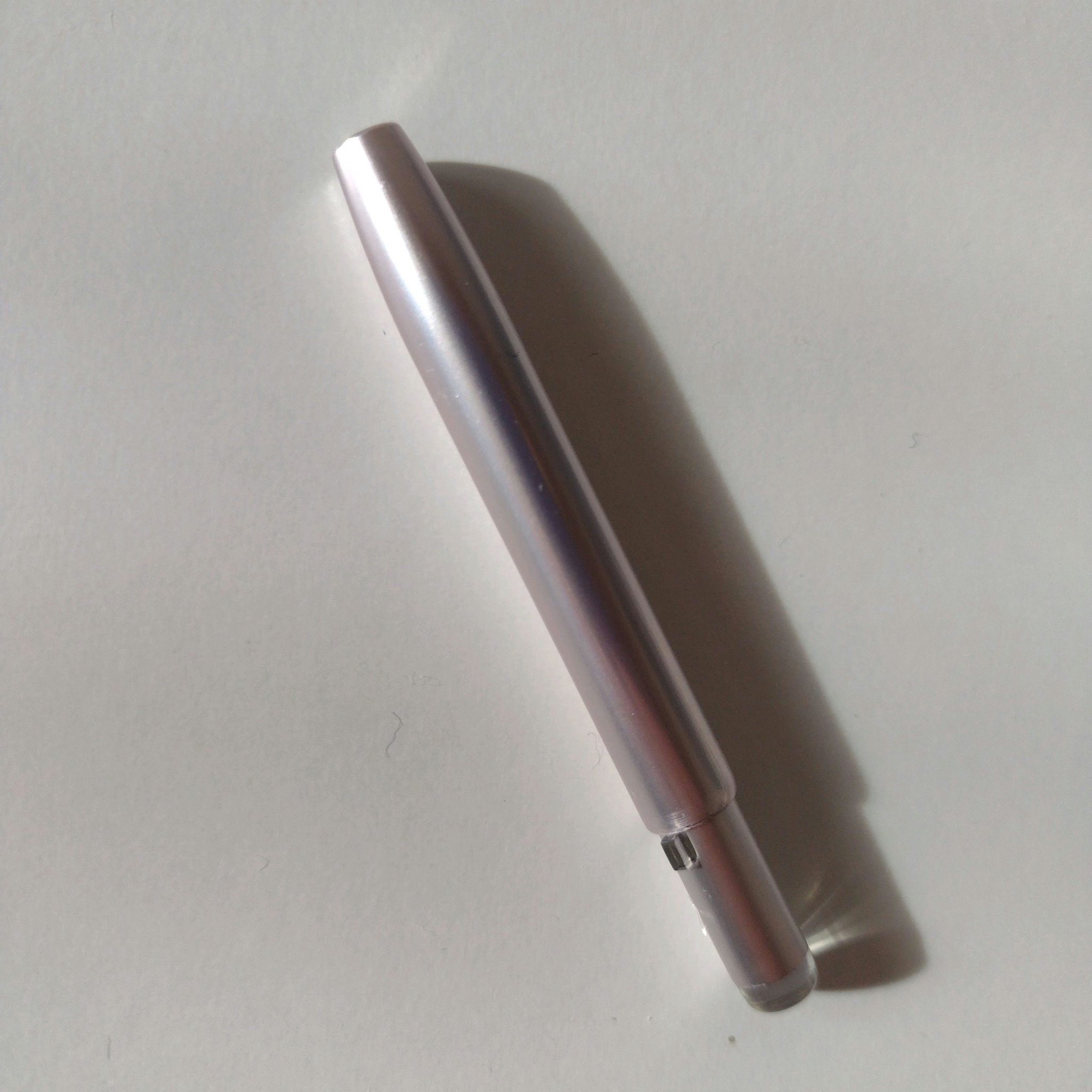 人差し指位のサイズ感です。
キャップを後ろにつければ長くなるので塗りやすいです。
少し安っぽい毛ですが実際安いので。
小さなリップブラシを探してる方には良いと思います。