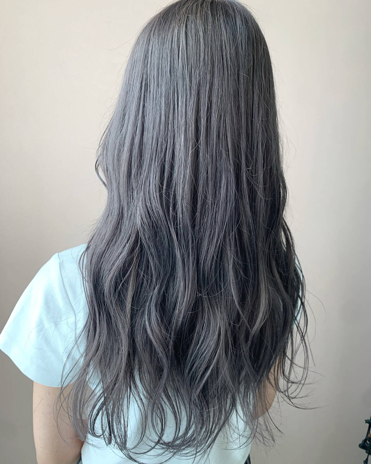 「黒系ヘアカラーは透明感が魅力♡おすすめ市販カラー剤や黒染めしないで黒くする方法を紹介」の画像（#561678）