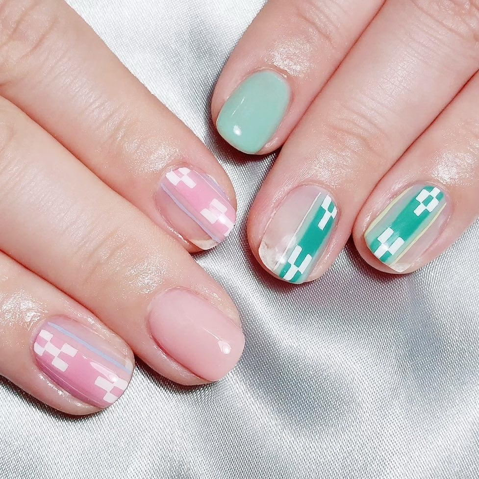 なかやまちえこ on LIPS 「ミンサー織りネイル💅⠀⠀@yuko.suzuhana⠀#nai..」(1枚目)