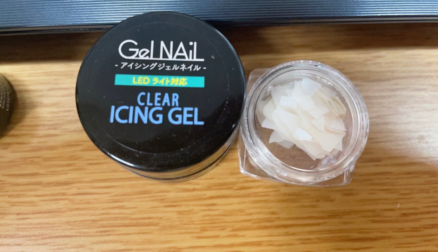 fantastic_sounds_r2wq on LIPS 「セリアジェルネイル💅🏻①消毒液で爪の油分を取る②baseを塗る..」(3枚目)