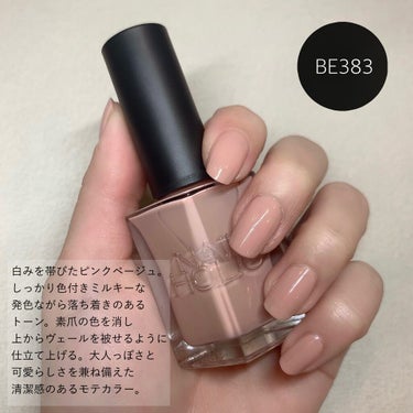 ネイルホリックのちょっとお高めライン💅手指をキレイに見せるネイルファンデーション✨【ネイルホリック 24_7(トゥエンティーフォーセブン)】
軽く負担感のないつけ心地で、自爪の健康を守り、ケアしながらつけたての色、ツヤが長持ち。
24時間×7日間ずっとつけていたくなるような、ネイルカラー。
カラバリすごくたくさんあったけど、まず最初に気になった3色をレビューしていきます！

#ネイルホリック24_7 
#セラムファンデーション 
価格は880円(税込)で通常のネイルホリックよりは少し高め。だけど、10mLと大容量で、思ったより大きいからコスパは良いんじゃないかな。

#BE382
シアー感のある落ち着いたピンクベージュ。
#BE383
白みを帯びたピンクベージュ。
#BE385 
甘さのない黄み寄りのベージュ。

パッと見どれも似たような、ネイルファンデーションというくらい、指をキレイに見せる系のピンクベージュバリエですが、絶妙に違うのです！笑

>>>ここで、正直レビューします！
ツヤ感も綺麗に出て、ハケはラウンドタイプなので塗りやすいと思うのですが、一発でハケを滑らせるように塗っていかないと、とにかくムラになりやすい。
※BE383、BE385が特に塗るの難しい。
BE382はシアー感あるので塗りやすかったです。
爪の表面が凸凹していたりするとムラになりまくるので、土台にベースコートを塗るのは必須のようです。

速乾性があり、早く乾くのは良いのですが、その分、塗っている間にも乾いてきてしまい、また、１回塗る量を筆に程よくたっぷりとらないと、少なすぎるとそれもまたムラの原因になるので、素早く塗るコツがいります。

一発で効率良く塗れるスキルを身に付けないと、綺麗に塗れないです。

何回か練習しましたが、、スジは残る…。
色味は綺麗なので、綺麗に塗れるように今後も練習あるのみです！

#ネイルホリック #nailholic #nailholic_kose #コーセー #セルフネイル #ネイルファンデーション #ベージュネイル #自爪ケア #爪に優しい #コスメ購入品 #コスメレビュー #セルフネイル派 #自爪ネイル #自爪風ネイル #マニキュア #マニキュアネイル #ネイルケア #ジェルネイル風 #コスメ好きさんと繋がりたい 
 #正直レビュー の画像 その2