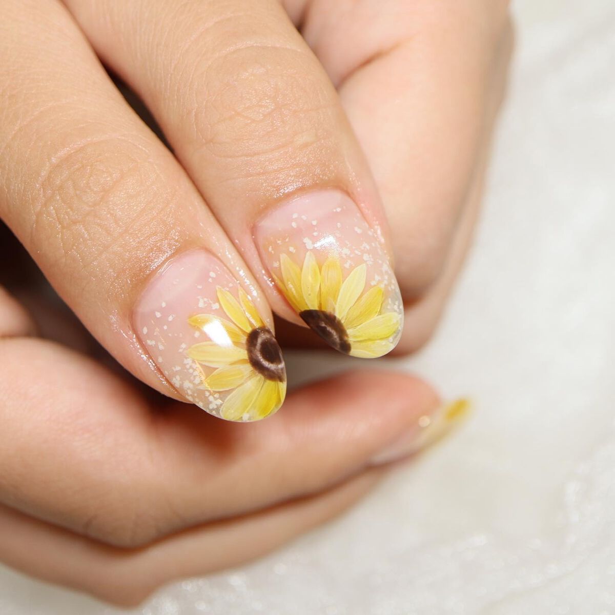 shino on LIPS 「気づいたらひまわり多め🤭🌻★過去投稿整理★手描きアートネイル#..」(3枚目)