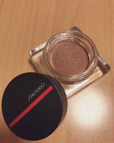 SHISEIDO
オーラデュウ プリズム
04 Aurora

チークカラー
アイシャドウ
リップカラー
１つで三役できるコスメです。

チークというよりはハイライト使い

アイシャドウには
細かいラメ