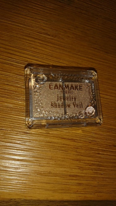 CANMAKE ジュエリーシャドウベール 02 です。
キラキラしたの欲しくて買いました。
大正解◎
少しつけただけでキラキラ.*･ﾟ　.ﾟ･*.
コスパ良い。
コンパクトで入れ物も可愛い。

ディズニ