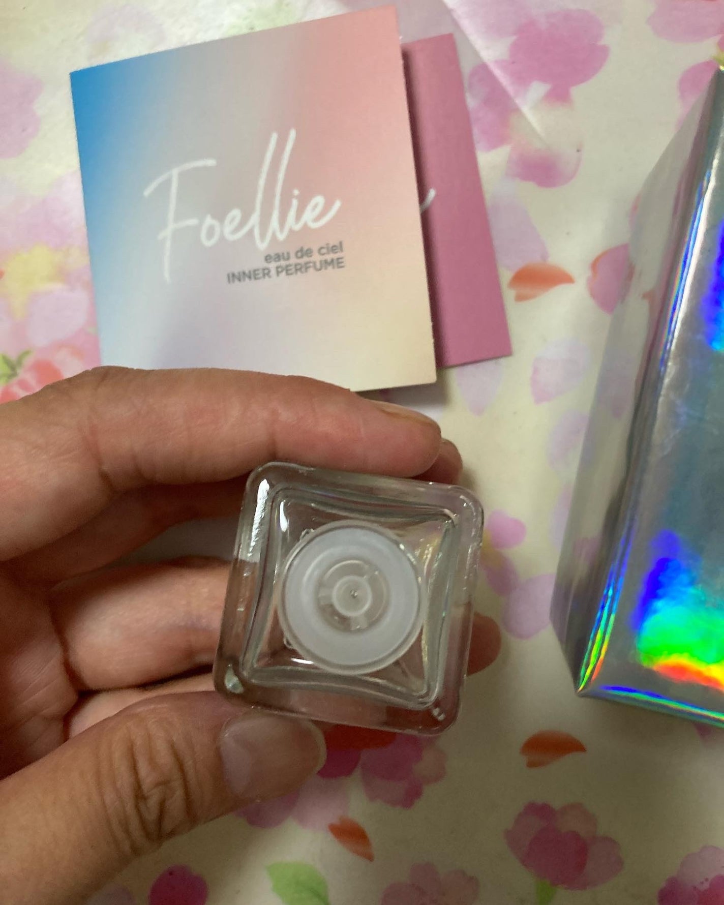 にゃんこ on LIPS 「フォエリーインナーパフューム試してみました。パッケージが可愛く..」(5枚目)