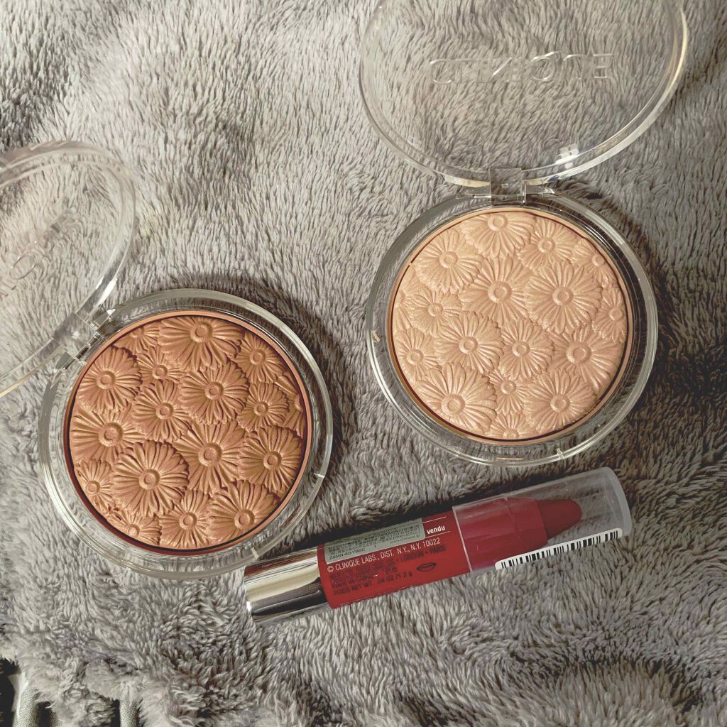 パウダー ポップ フラワー ハイライター/CLINIQUE/パウダーハイライトを使ったクチコミ（2枚目）