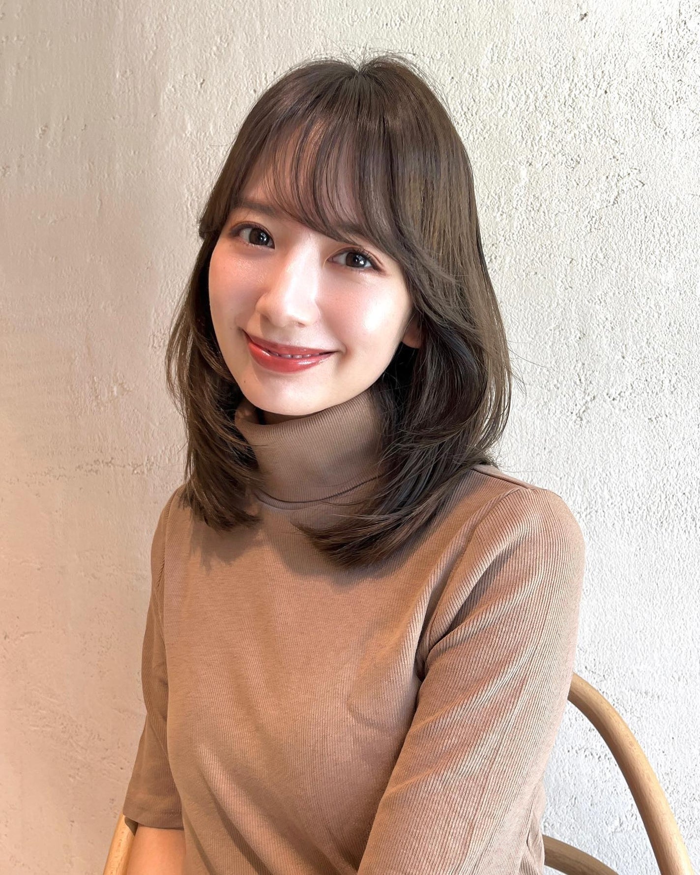 HARUNA on LIPS 「ミディアムレイヤー♡鎖骨下のミディアムに顔周りレイヤーカットを..」(3枚目)