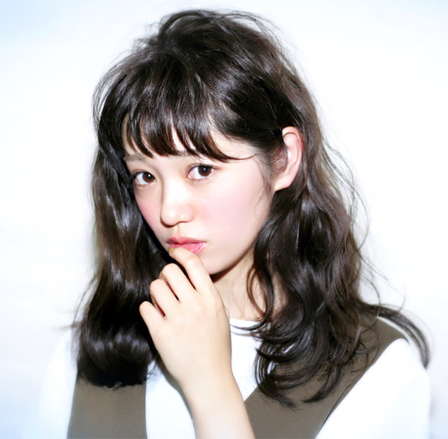 唇に指を当てる女性