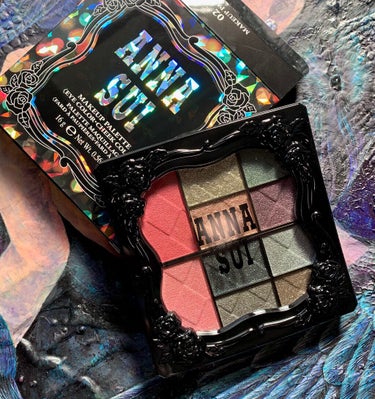 ANNA SUI
メイクアップ パレット 02


アイシャドウ8色
チーク2色のパレット



01番は暖かみのある使いやすいトーンです。
寒色好きの私は02番にしました。

蓋のアクリルはブラウンが