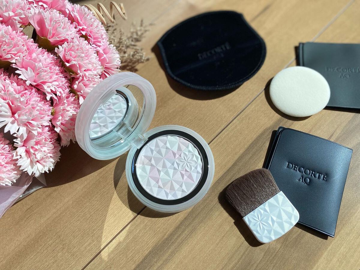 🌸🌸🌸🌸
.
コスメデコルテから
新作のフェイスパウダー登場！

パウダーといえば"コスメデコルテ"
みたいなイメージが私はあって。

それの新作！ってことで
このパウダーは絶対に使いたいー！！と思ってたやつなの♡

ふんわりとけ込