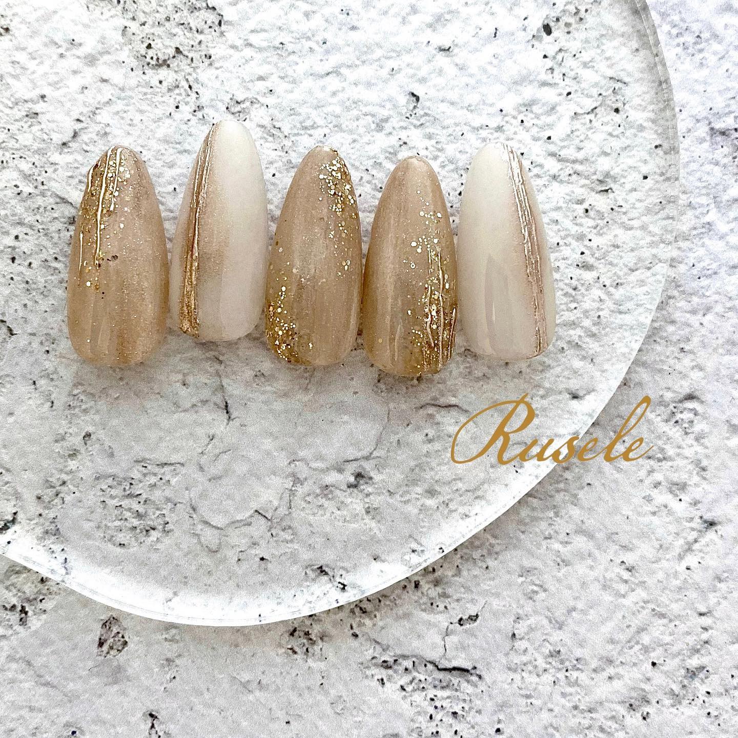 #ニュアンスネイル,#グリッターネイル,#春ネイル,#ミラーネイル,#ラインネイル,#ぷくぷくネイル,#ぷっくりネイル,#ベージュネイル,#シンプルネイル,#くすみネイル,#クリアネイル,#女子ネイル,#上品ネイルのネイルデザイン