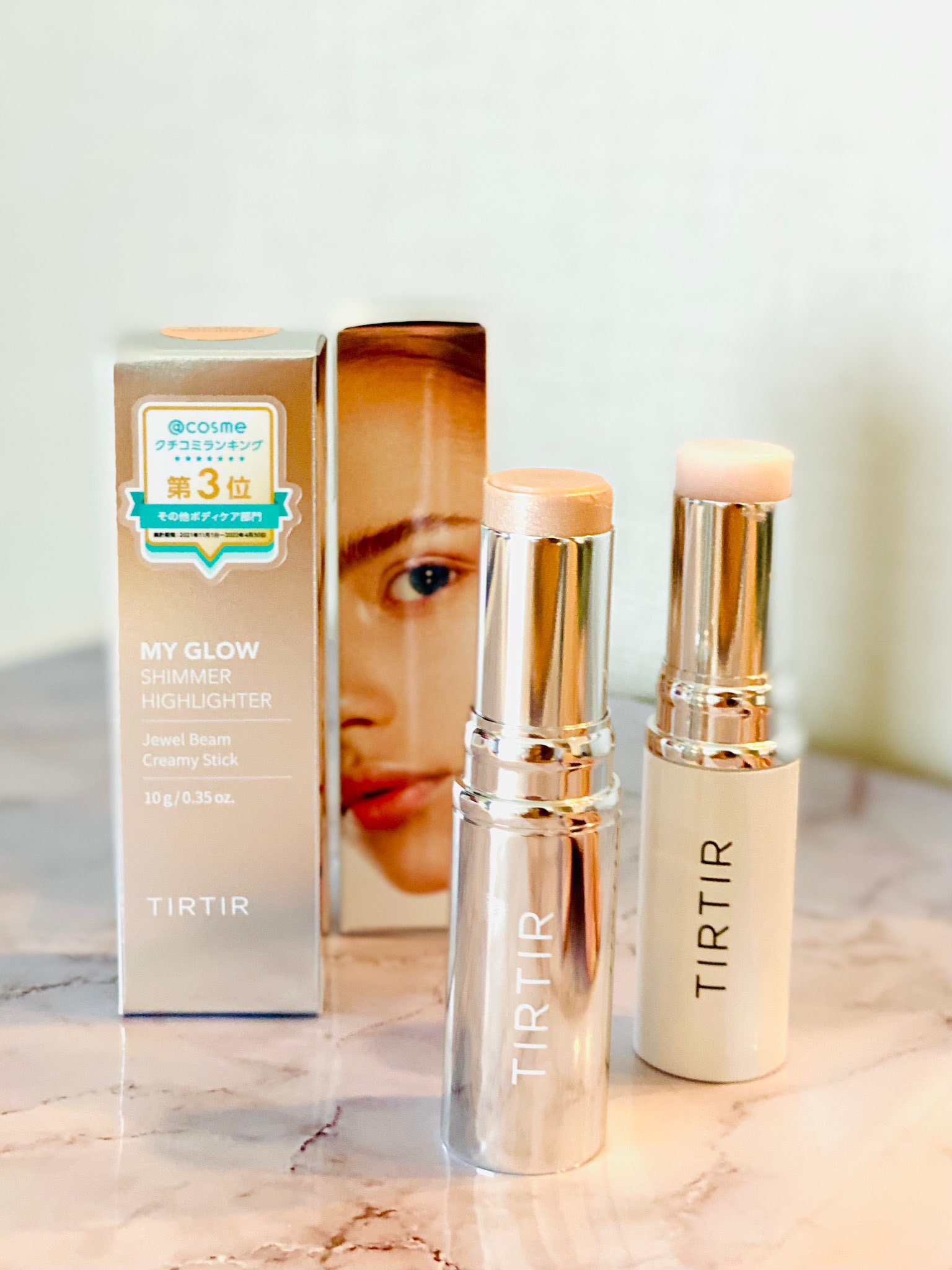 アットコスメでも口コミ良くて気になってたTIRTIRの新作ハイライター《マイグロウハイライター》

肌の温度で溶ける超なめらかなテクスチャーでツヤ感がすごい…🥺

カラーバリエーションも豊富でラメ入りのもあるし、とにかく塗りやすい。

結