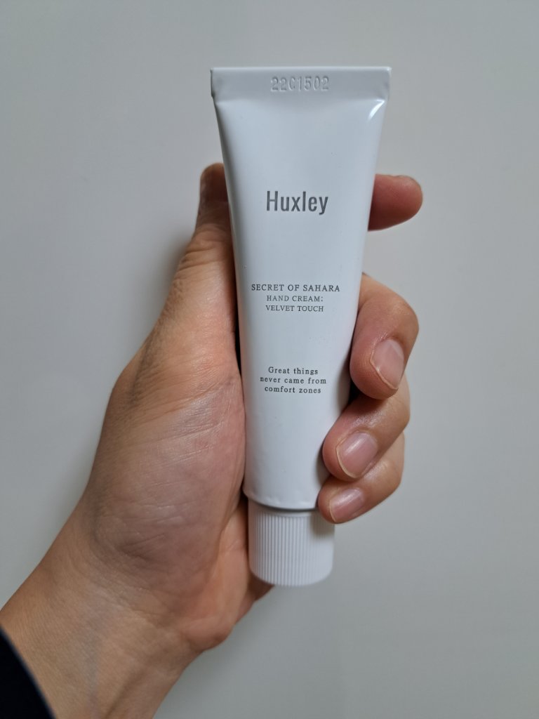 何にしようか悩んでて手がガサガサなのでハクスリーのハンドクリーム購入してみた～👏
使ってみた感想…好みかな？
私はあまりドストライクでは無かった。
バーム状で手触りは良いと思う。

だからといって高保湿力とまでは感じなかった。

普通です