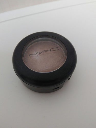 
MAC　スモール　アイシャドウ

セーブル


かなり昔に購入したものです🙆

ブラウンシャドウなので無難に使いやすいです。

