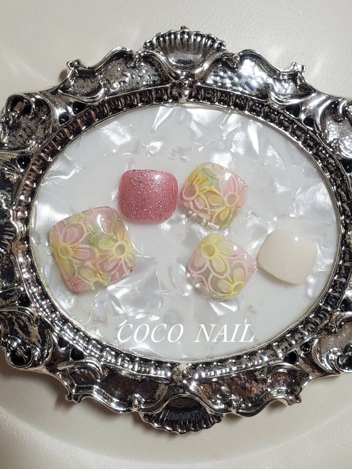 coco nail on LIPS 「こんばんは😊ご覧頂きありがとうございます♡8月までの限定フット..」(1枚目)
