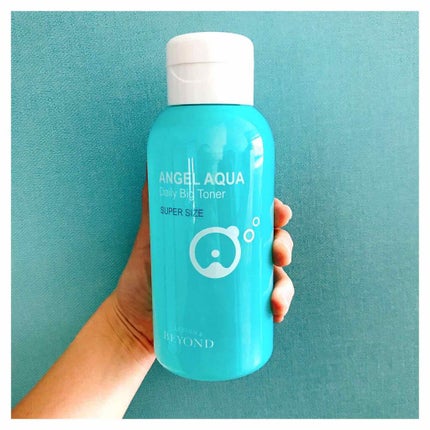 BEYOND ANGEL AQUA デイリービッグトナーのクチコミ「コットンをボトルに押し当てると中のトナーが出て来るので、ボトルをひっくり返して使わなくて良いの.....」(1枚目)