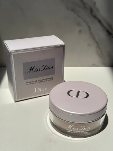 Dior ミス ディオール ブルーミング ボディ パウダーのクチコミ「⭐︎Dior
ミス ディオール ブルーミング ボディパウダー

フワッと優しいローズの香り。
.....」（1枚目）