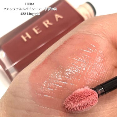 HERA センシュアルスパイシーヌードグロスのクチコミ「《HERA》ぷっくりヌードピンクリップ💋

ずーっと気になってたリップを
やっとこの前のQoo.....」（3枚目）